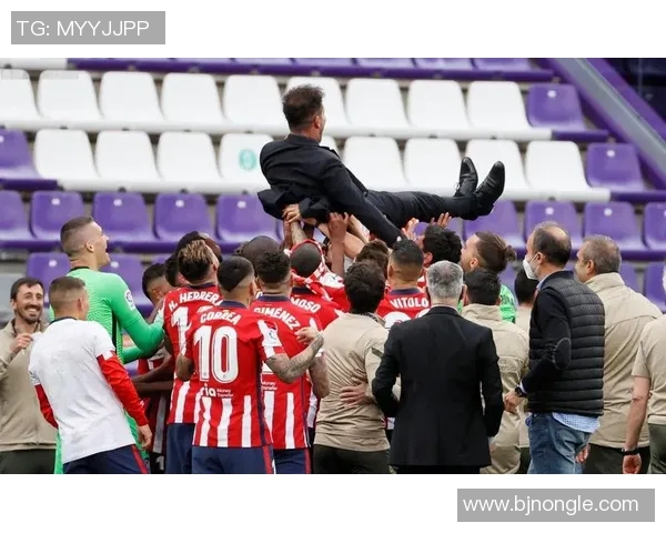 西甲冠军悬念再起!西蒙尼麾下马德里竞技强势追平皇马,三强争霸格局成型 西甲冠军悬念再起!西蒙尼麾下马德里竞技强势追平皇马,三强争霸格局成型